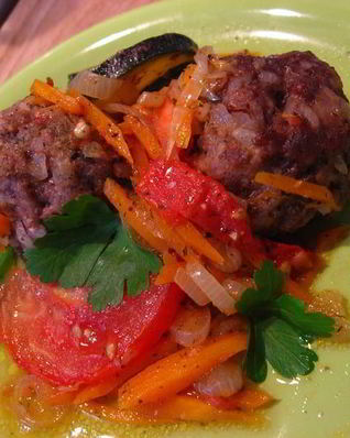 Биточки запеченные с овощами