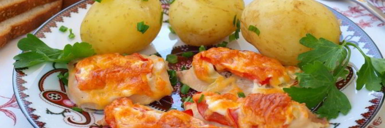 Филе индейки запеченное с помидорами и луком