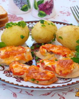 Филе индейки запеченное с помидорами и луком