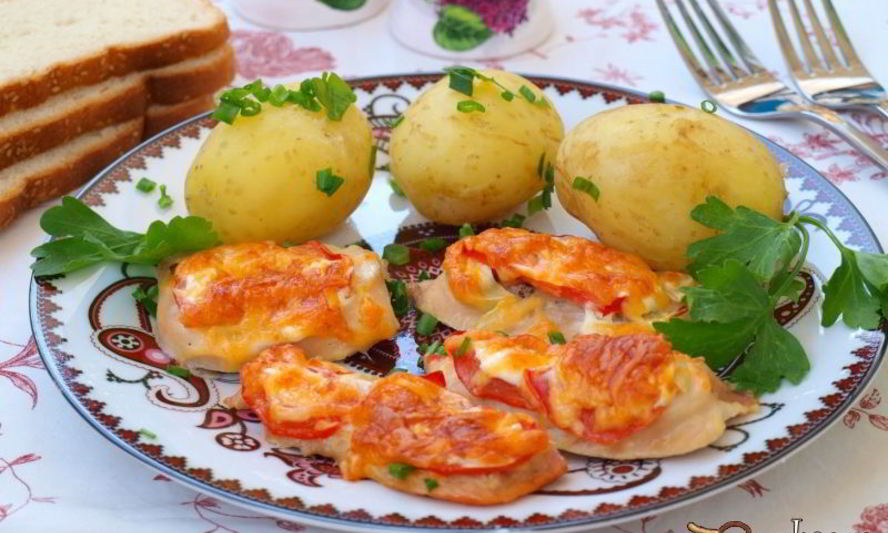 Рецепт филе индейки запеченное с помидорами и луком