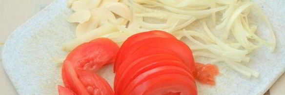 филе индейки запеченное с помидорами и луком