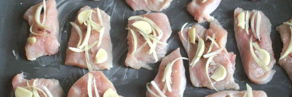 филе индейки запеченное с помидорами и луком