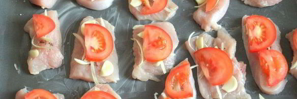 филе индейки запеченное с помидорами и луком