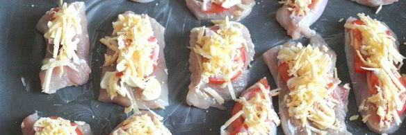 филе индейки запеченное с помидорами и луком