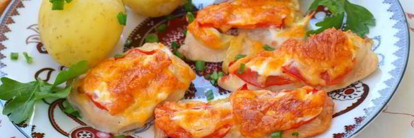 филе индейки запеченное с помидорами и луком