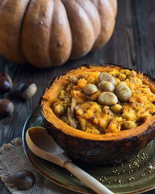 Индейка запеченная с каштанами, горохом нут, карри и тыквой в тыкве