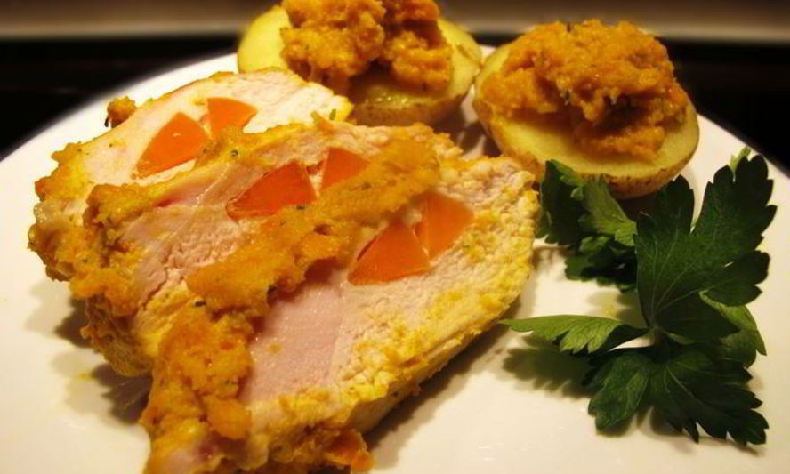 Рецепт куриной грудки, фаршированной морковкой, с печеным картофелем