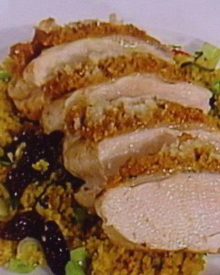 Куриная грудка под корочкой из абриксового карри с миндальным кускусом