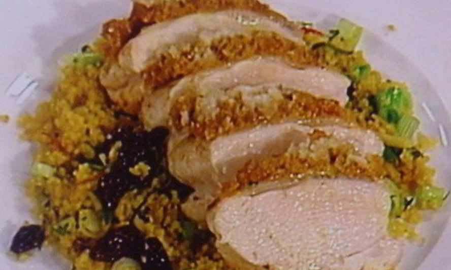 Рецепт куриной грудки под корочкой из абриксового карри с миндальным кускусом