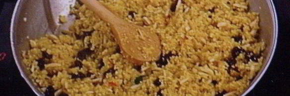 куриная грудка под корочкой из абриксового карри с миндальным кускусом