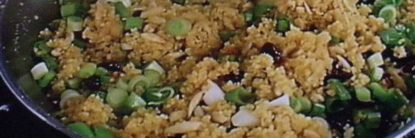 куриная грудка под корочкой из абриксового карри с миндальным кускусом