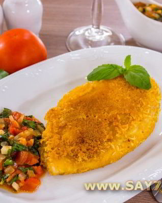 Куриное филе в сырной корочке с томатным соусом