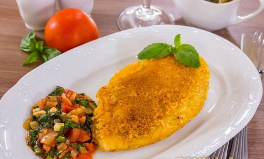 Рецепт куриного филе в сырной корочке с томатным соусом