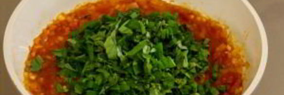 куриное филе в сырной корочке с томатным соусом