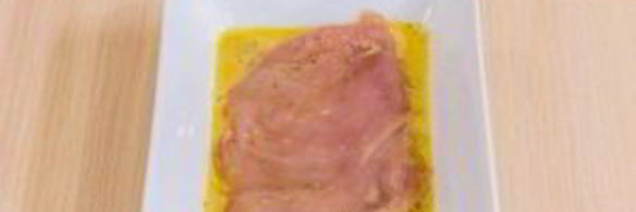 куриное филе в сырной корочке с томатным соусом