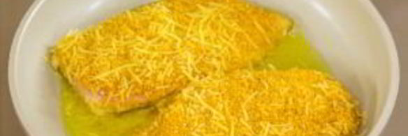 куриное филе в сырной корочке с томатным соусом