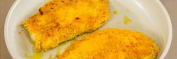 куриное филе в сырной корочке с томатным соусом