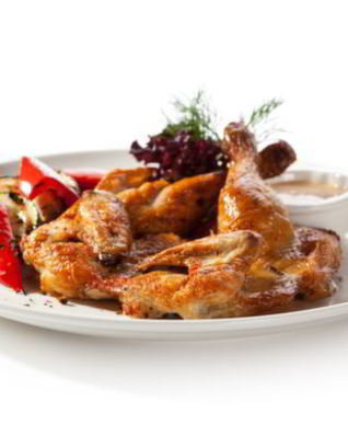 Куриные крылышки в соусе барбекю с запеченными овощами
