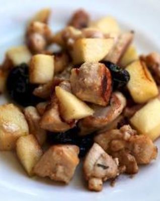 Курица с черносливом и яблоками