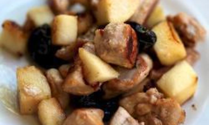 Рецепт курицы с черносливом и яблоками