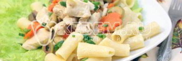 курица с грибами и макаронами