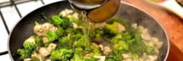 курица с овощами на сковороде