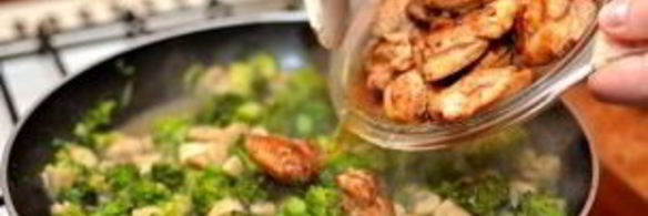 курица с овощами на сковороде