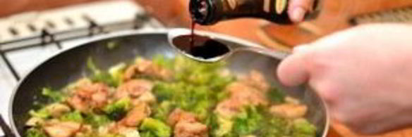 курица с овощами на сковороде