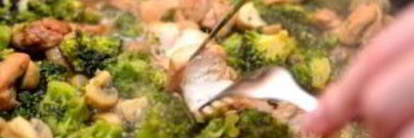 курица с овощами на сковороде