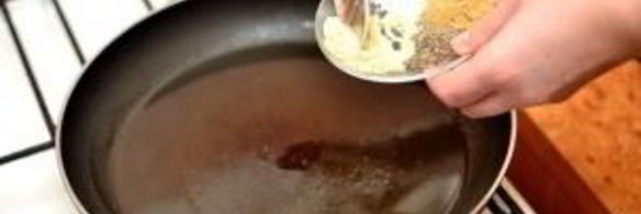 курица с овощами на сковороде