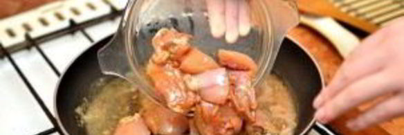 курица с овощами на сковороде