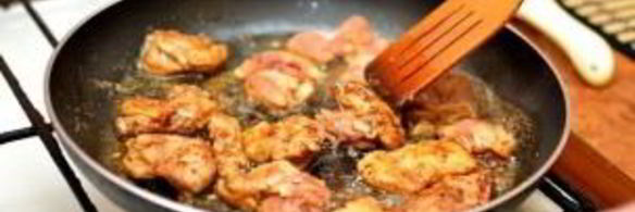 курица с овощами на сковороде