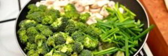 курица с овощами на сковороде