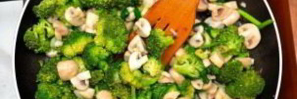 курица с овощами на сковороде