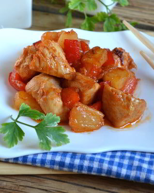 Курица в кисло-сладком соусе с ананасами