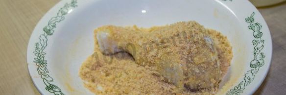 курица в панировочных сухарях на сковороде