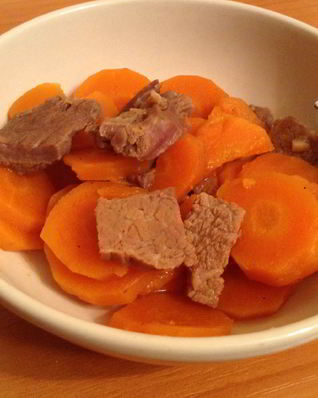 Мягкая говядина, тушеная с морковью и луком