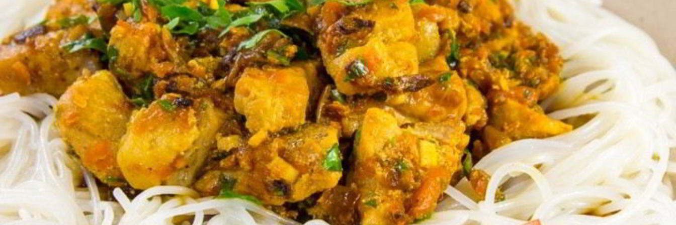 Мясо с луком, морковью и рисовой лапшой