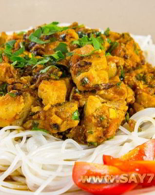 Мясо с луком, морковью и рисовой лапшой