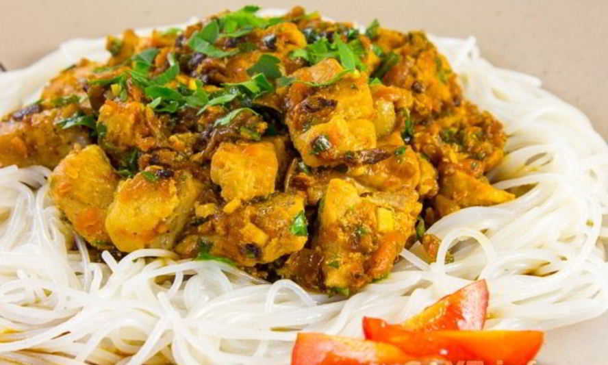 Рецепт мяса с луком, морковью и рисовой лапшой