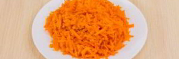 мясо с луком, морковью и рисовой лапшой