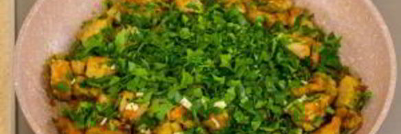 мясо с луком, морковью и рисовой лапшой