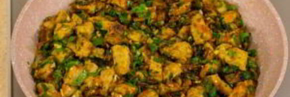 мясо с луком, морковью и рисовой лапшой