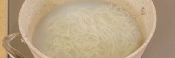 мясо с луком, морковью и рисовой лапшой