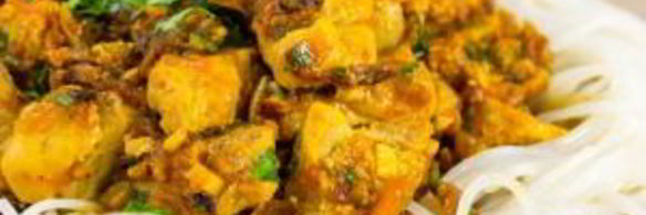 мясо с луком, морковью и рисовой лапшой