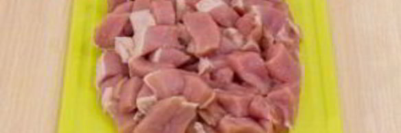 мясо с луком, морковью и рисовой лапшой