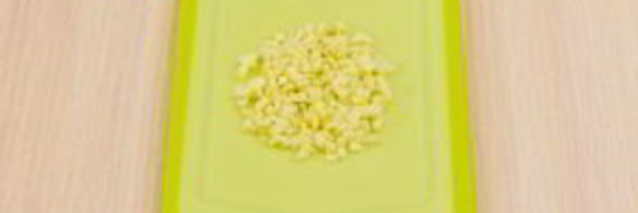 мясо с луком, морковью и рисовой лапшой