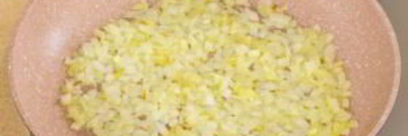 мясо с луком, морковью и рисовой лапшой