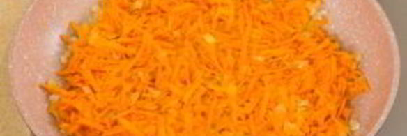 мясо с луком, морковью и рисовой лапшой