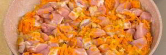 мясо с луком, морковью и рисовой лапшой